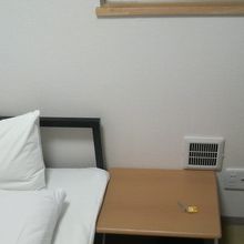 ベッドと小さなテーブルなどがあるだけ、超シンプルな部屋です