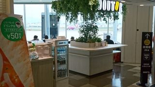 フライト前にアイスコーヒー