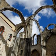リスボン大地震で廃墟になった教会。今では建築博物館や現代アート展示の場ともなって公開されています。