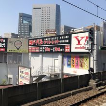 駅のすぐ隣は、ヨドバシカメラのアウトレット店がある