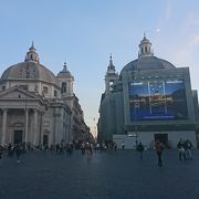 ポポロ広場にある双子の教会の一つ