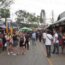 ウィークエンド マーケット (チャトゥチャック市場)