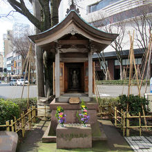 祠の扉が開いており、御厚顔を拝することができました