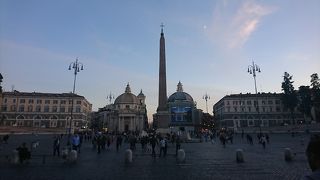 双子の教会がかわいい広場