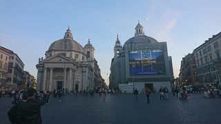 ポポロ広場にある双子の教会の一つ