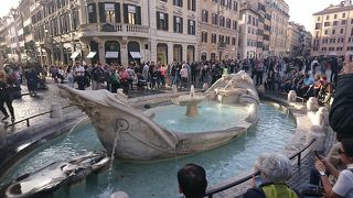 スペイン広場の前にある噴水