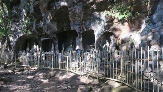 たくさんの石像