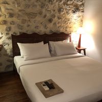 セミダブルを2つ並べた感じのベッド。真ん中で寝れないのが残念