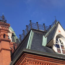 六角塔と手前に三角屋根のドーム型窓、星のマーク