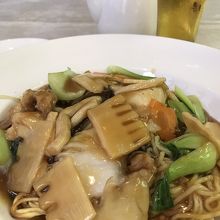あんかけ焼きそば。もう一方の塩味の海鮮の方もおいしいです。