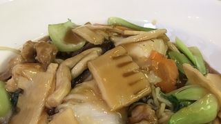 レストランは2F、テイクアウトコーナーの奥からエレベーターで。