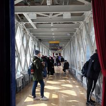 施設内部、奥にガラス張りの場所もあり