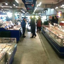 札幌市中央卸売場外市場にある海鮮市場北のグルメ店内