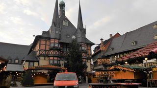 赤い壁の木組みに２本のとんがり屋根が美しい