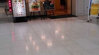 国内線の到着ロビーにあります