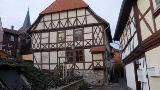 傾きを写真に撮るには建物の北側を狙う