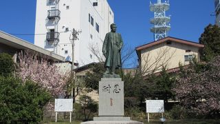 立派な銅像があります。