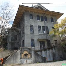 坂を登り、ここを右へ行くと建物正面へ