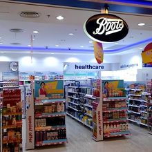 ドラッグストアBOOTSも営業中