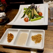 採れたて野菜のかぶり780円　ここの特徴はつける薬味が3つ