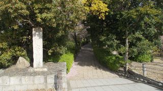 復元天守閣から五条川の反対にあります。