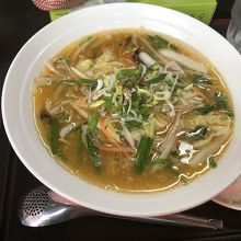 シンプルな味噌ラーメン。脂多めのこってり系