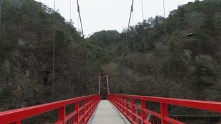 久慈川に架かる朱塗りのつり橋