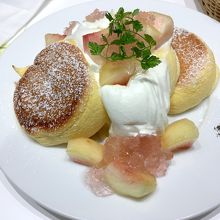 季節限定の桃のパンケーキ