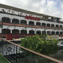 桟橋を渡って船内に入ります。