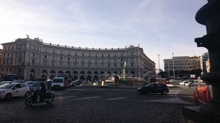 共和国広場の中心の噴水