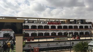 カイロのナイル川に浮かぶ船上レストラン