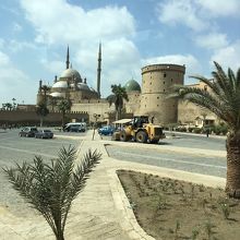 バスを降りて歩いて行く