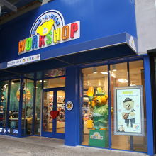 このお店の左に入口があります