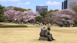 午砲台跡の石碑に外人さん二人が腰掛けていました
