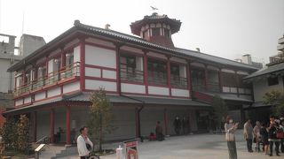 新しくてきれいな温泉、かけ流しです