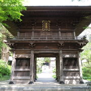 大変立派な山門を有すお寺