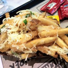 ガーリックがたっぷり乗ったポテトも美味しい