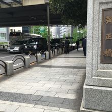 橋の両脇にはくつろぎスペースがある