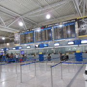 アテネ市街地から遠いけど、空港内は快適、施設が充実