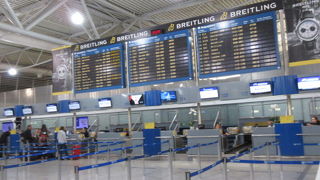 アテネ市街地から遠いけど、空港内は快適、施設が充実