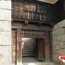 隠し門、石垣から少し内側に設けられ、目立たない作りです