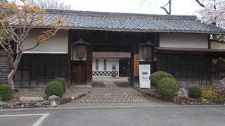 犬山城の城下町の本町通りにあります。