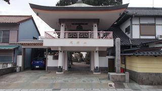 城下町の南東のエリアにあります。