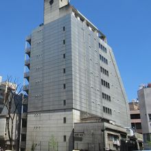 裏の公園から見える高い建物