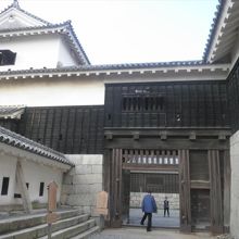 左側の塀には鉄砲狭間があります