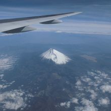 春の富士山を機内から望む