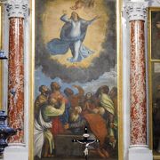 主祭壇の奥にはティツイアーノの祭壇画「聖母被昇天」の絵があります。