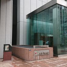 ビルの前に記念碑