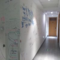 廊下は落書きだらけ