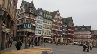 フランクフルトで行くべき観光場所。旧市庁舎を見ましょう。